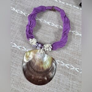 Vintage iridescent Shell Pendant Necklace 70’s